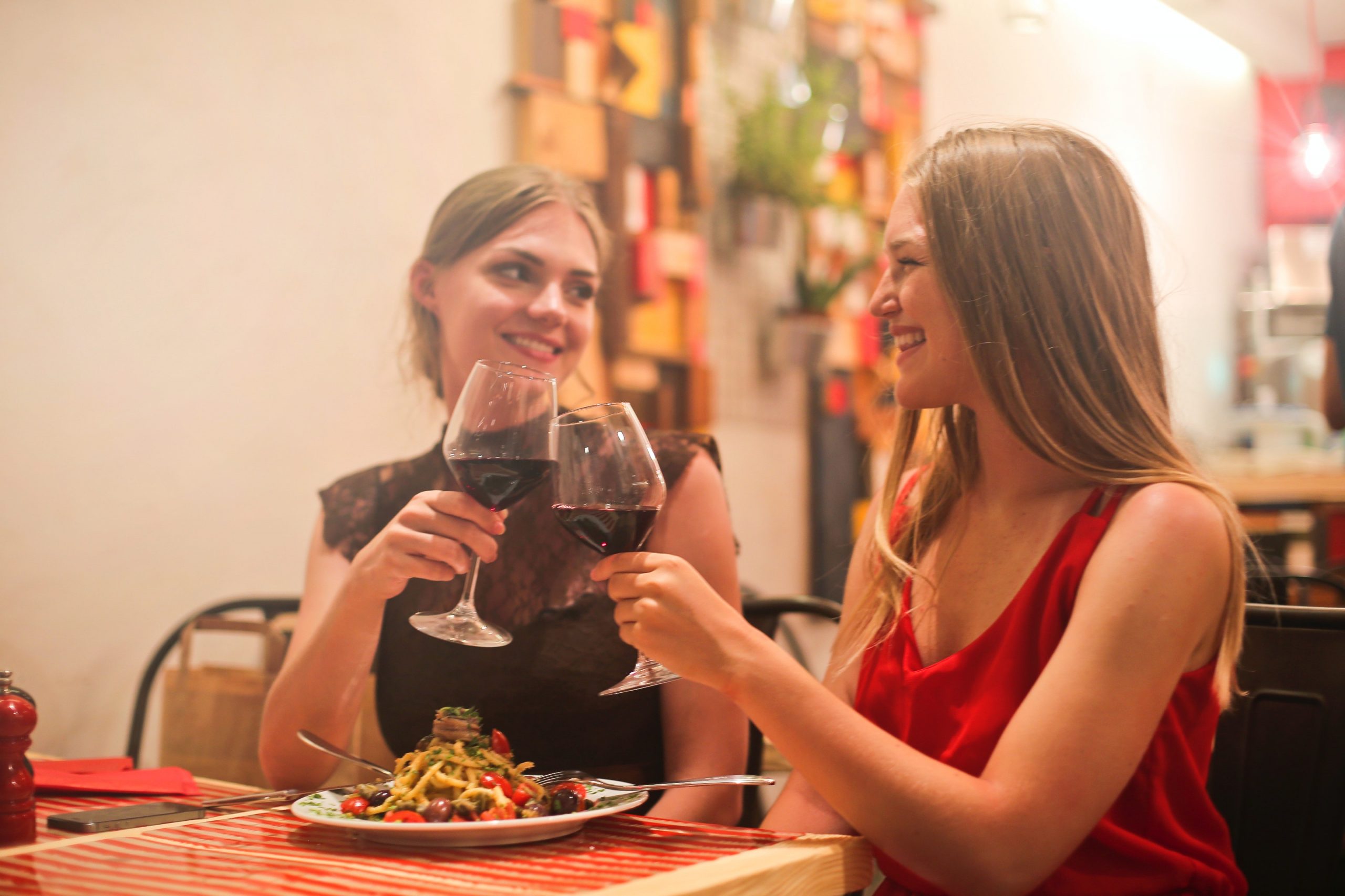 Zwei Frauen trinken Rotwein